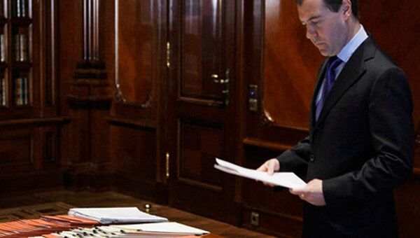 Дмитрий Медведев подписал закон о выделении земли многодетным семьям