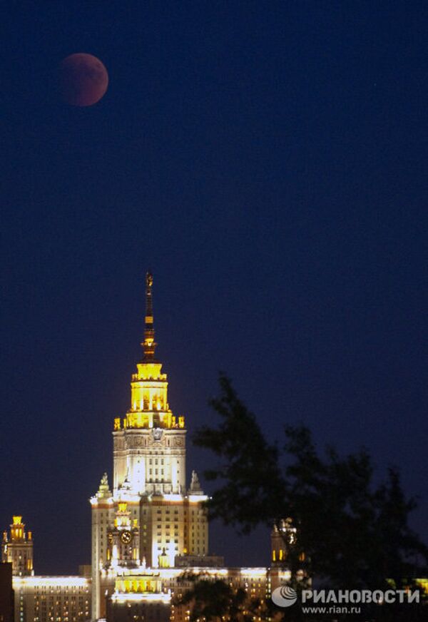 Лунное затмение наблюдали в Москве