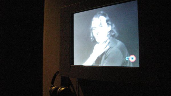 Выставка в ГЦСИ 40 лет немецкого видеоарта.Часть 2.  На экране - работа Урса Люти Без названия