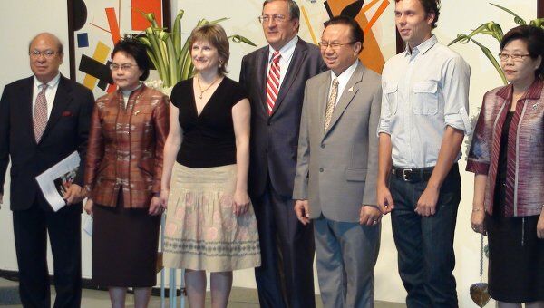 Посол РФ Александр Марьясов с организаторами выставки Русский Авангард в Бангкоке. 
