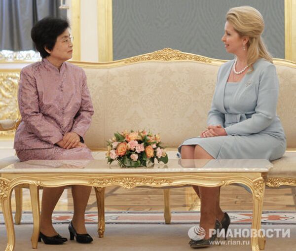 Супруги президента РФ и главы республики Китай Светлана Медведева и Лю Юнцин