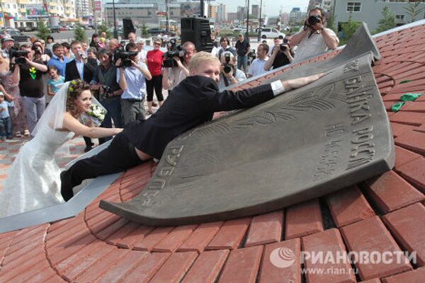 Памятник десятирублевой купюре и сквер Наша десятка открыли в Красноярске