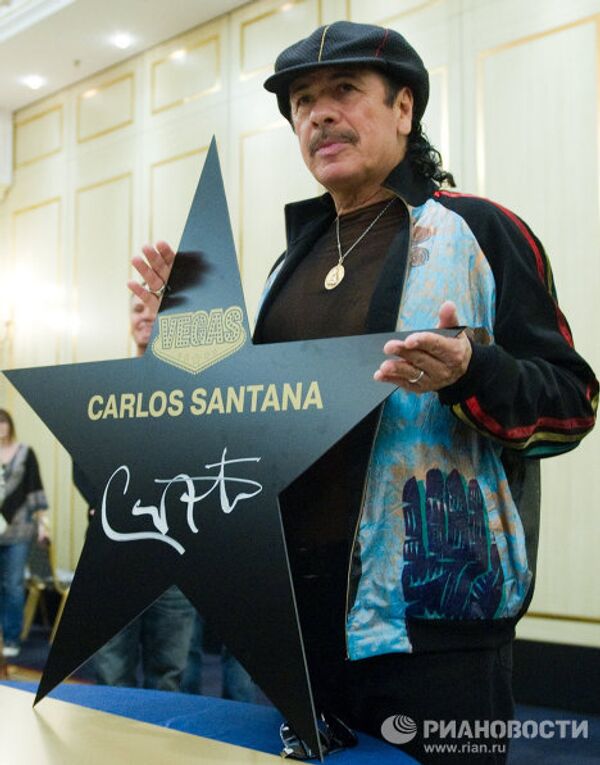 Церемония закладки именной звезды музыканта Карлоса Сантаны на Аллее Славы Vegas прошла в Москве