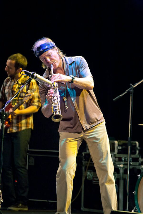 Билл Эванс играет на саксофоне