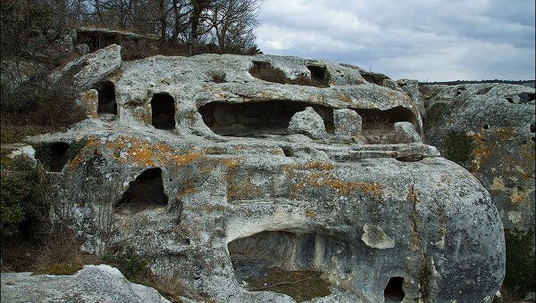 Пещерный город Эски-Кермен ждет посетителей в крымских горах