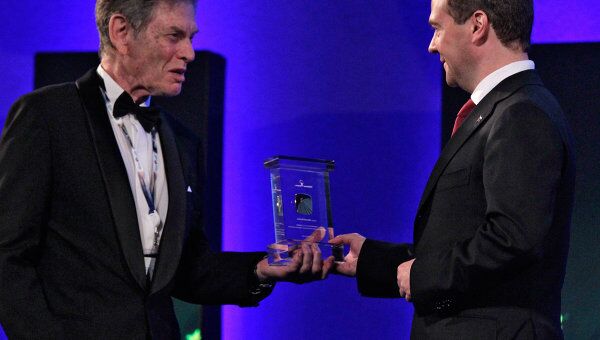 Президент РФ Д.Медведев вручил премию Глобальная энергия лауреатам 2011 года из России и США