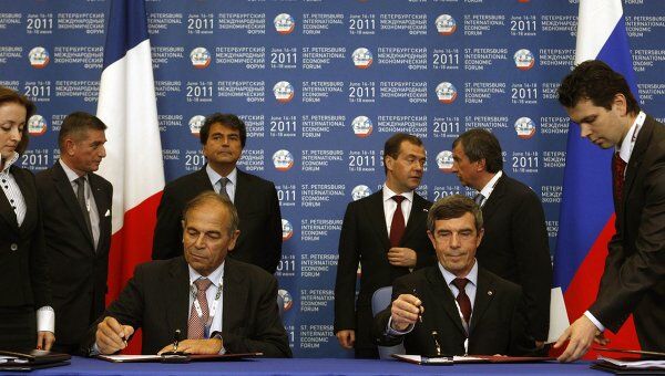 Подписание между Россией и Францией соглашения о покупке двух вертолетоносцев Мистраль в рамках Петербургского международного экономического форума 