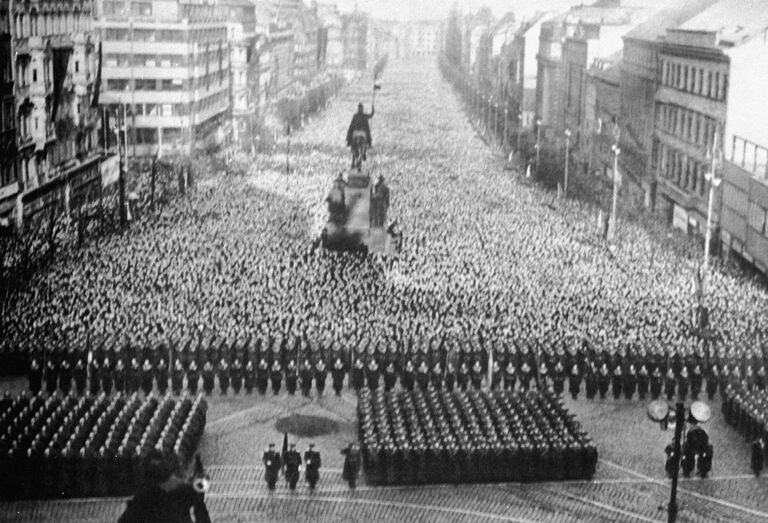 Траурный митинг в Праге в час похорон Сталина