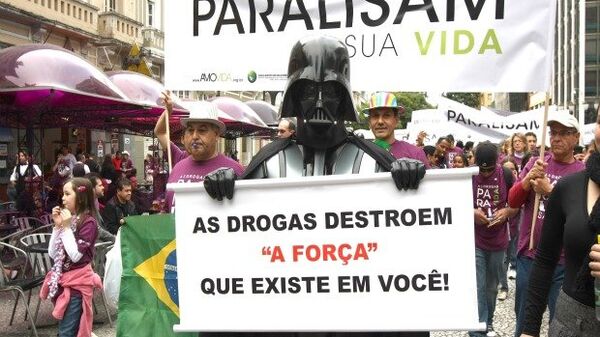 Участник манифестации против наркотиков в бразильском городе Куритиба
