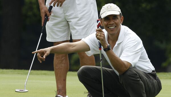 Президент США Барак Обама во время игры в гольф