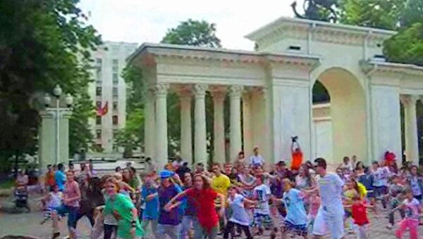 Юные краснодарцы устроили танцевальный флешмоб в центре города