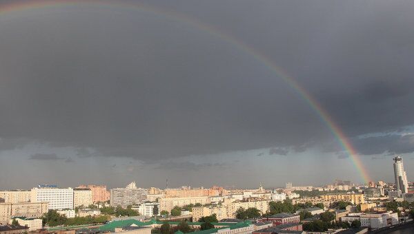 Радуга в небе после дождя в Москве. Архив