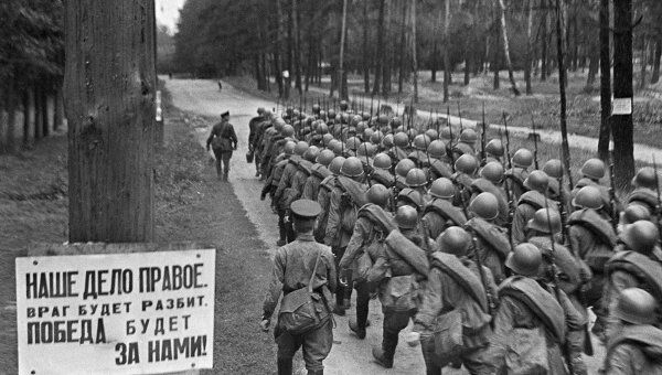 Колонны бойцов движутся на фронт. Москва, 23 июня 1941 года. Архив
