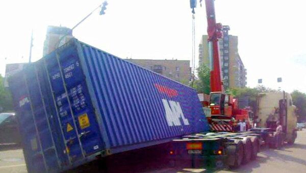 Авария с участием контейнеровоза произошла в центре Москвы