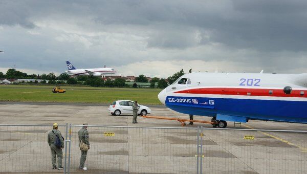 Посадка российского Superjet-100 на фоне Бе-200
