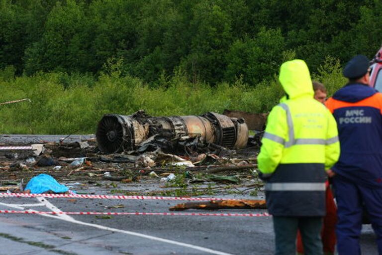 В районе карельского поселка Бесовец, на автомобильную трассу, упал пассажирский самолет ТУ-134