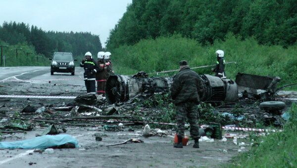 В районе карельского поселка Бесовец, на автомобильную трассу, упал пассажирский самолет ТУ-134