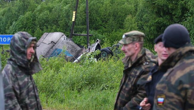 В районе карельского поселка Бесовец, на автомобильную трассу, упал пассажирский самолет ТУ-134