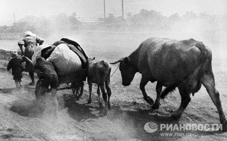 Мирные жители уходят из родных мест, оккупированных фашистами