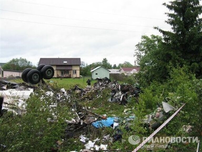 В районе карельского поселка Бесовец, на автомобильную трассу, упал пассажирский самолет ТУ-134