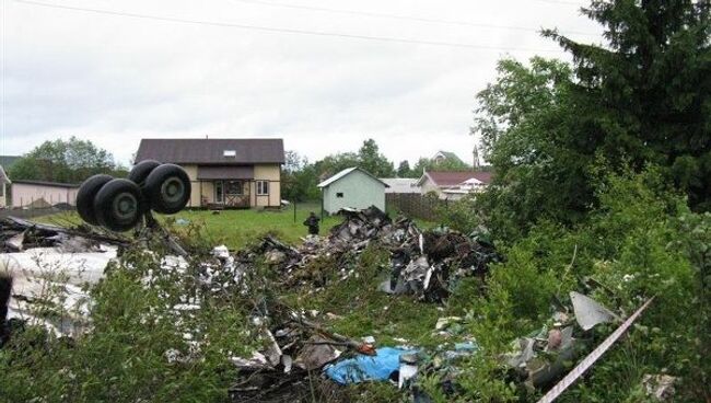 В районе карельского поселка Бесовец, на автомобильную трассу, упал пассажирский самолет ТУ-134