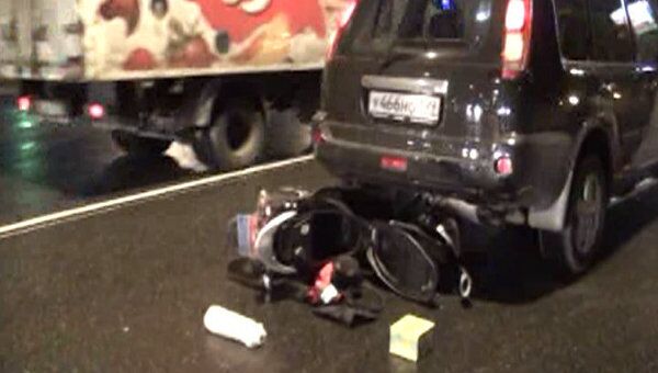 Скутерист потерял управление и упал под Nissan X-Trail в Москве