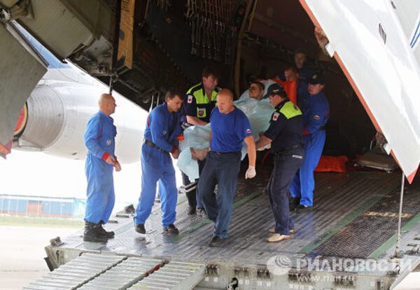 Встреча самолета МЧС с пострадавшими в авиакатастрофе под Петрозаводском на аэродроме Раменское