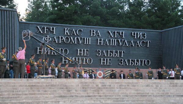Вахта памяти у Мемориала Вечного огня в Парке Победы города Душанбе