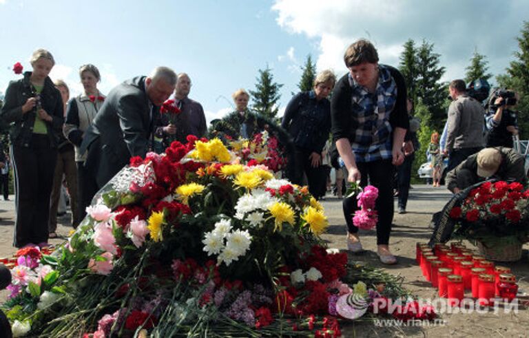 Жители Петрозаводска возлагают цветы на месте крушения пассажирского самолета ТУ-134 в Карелии