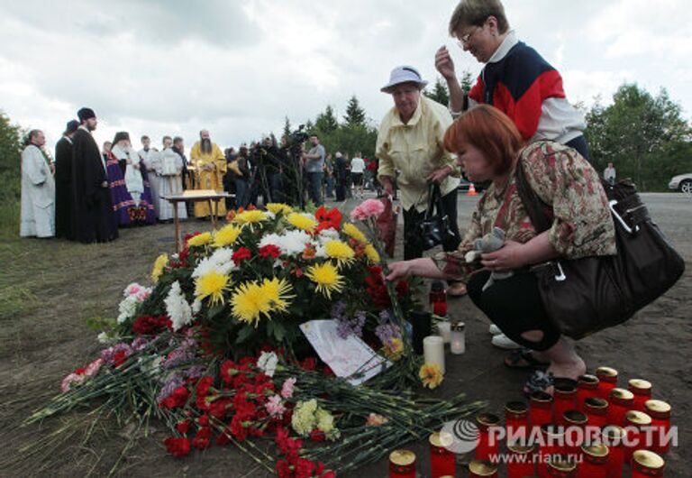 Жители Петрозаводска возлагают цветы на месте крушения пассажирского самолета ТУ-134 в Карелии