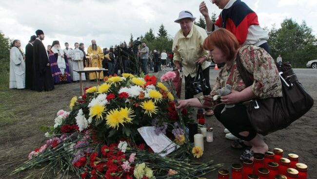 Жители Петрозаводска возлагают цветы на месте крушения пассажирского самолета ТУ-134 в Карелии