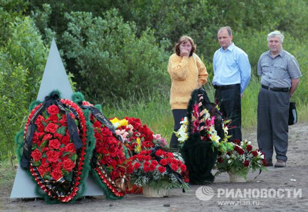 Жители Петрозаводска возлагают цветы на месте крушения пассажирского самолета ТУ-134 в Карелии