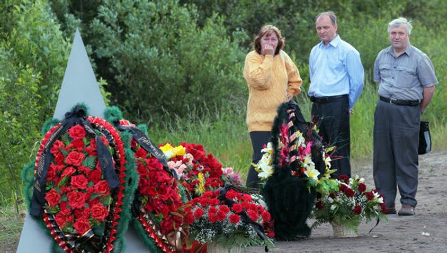 Жители Петрозаводска возлагают цветы на месте крушения пассажирского самолета ТУ-134 в Карелии