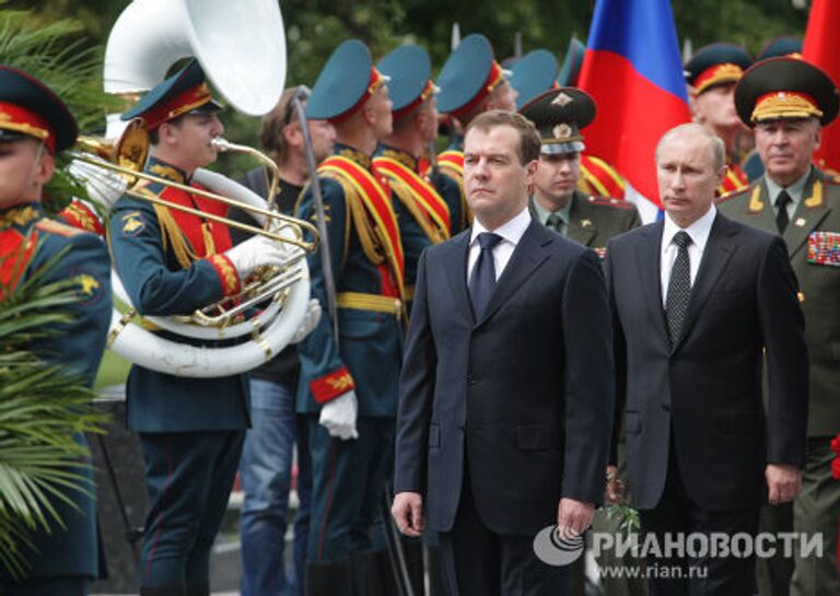 В.Путин принял участие в церемонии возложения венка к Могиле Неизвестного Солдата