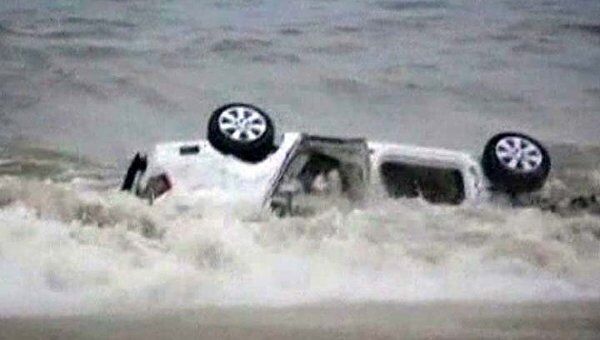 Ураган Беатрис в Мексике унес автомобили в открытый океан