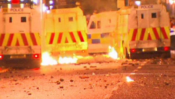 Люди в масках закидали полицейских коктейлем Молотова в Белфасте