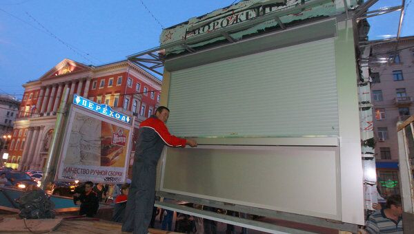 Монтаж торговой палатки нового образца на Тверской улице.