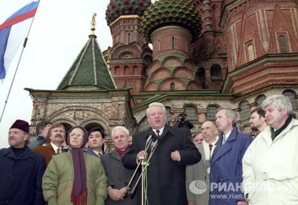 Митинг на Васильевском спуске. У микрофона - Президент РФ Борис Николаевич Ельцин.