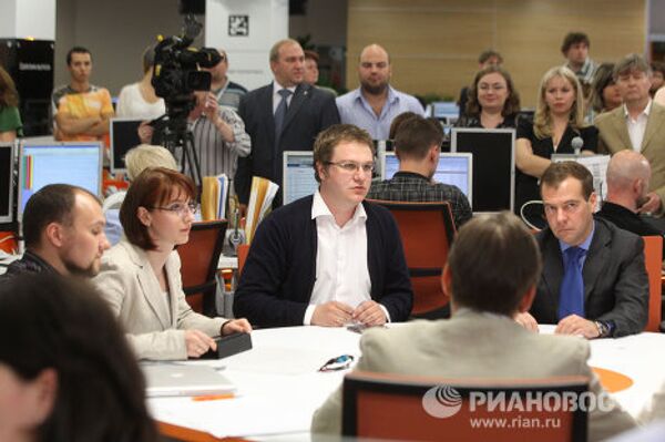 Президент РФ Дмитрий Медведев в ньюсруме агентства РИА Новости