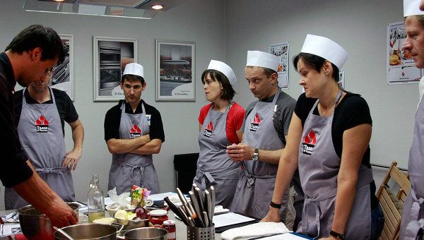 Кулинарный мастер-класс, где иностранцев учили говтовить еду из продуктов, которые продаются в России