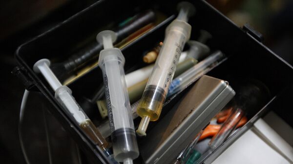 Шприцы в лаборатории по изготовлению синтетических наркотиков. Архивное фото