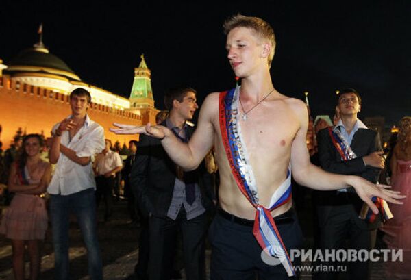 Гуляния выпускников на Красной площади в Москве