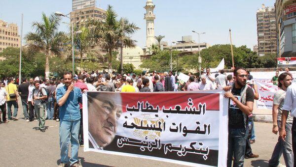 Демонстрация сторонников экс-президента Египта Хосни Мубарака на площади Мустафы Махмуда в Каире 24 июня 2011 года