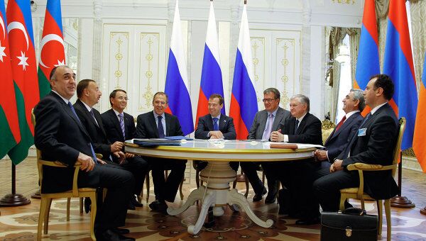 Д.Медведев начал в Казани переговоры по карабахскому урегулированию с И.Алиевым и С.Саргсяном