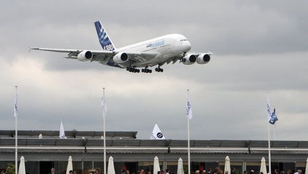 Самолет Airbus A380 на 48-м Международном авиакосмическом салоне в Ле Бурже