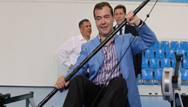 Медведев попробовал себя в роли байдарочника