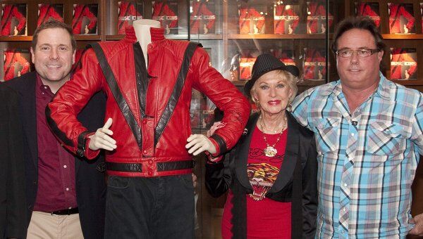 Пиджак Майкла Джексона продан за $1,8 млн 26 июня 2011