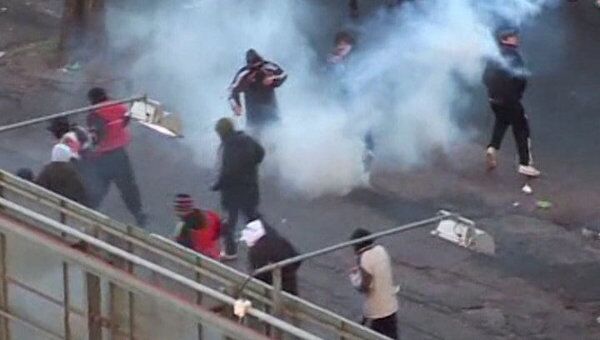 Полицейские разогнали фанатов футбольного клуба Ривер Плейт водометами