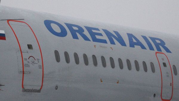 Название авиакомпании Orenair на борту самолета. Архивное фото