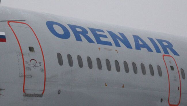 Название авиакомпании Orenair на борту самолета. Архивное фото